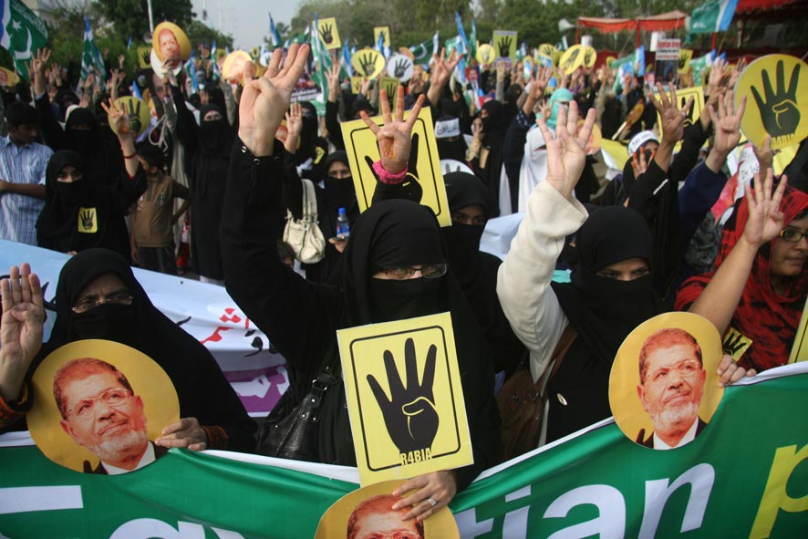 इजिप्त येथे राष्ट्रपती मोहम्मद मोर्सी यांच्या समर्थनात पाकिस्तानात पाकिस्तानी धार्मिक पार्टीचे  समर्थक रॅली काढताना