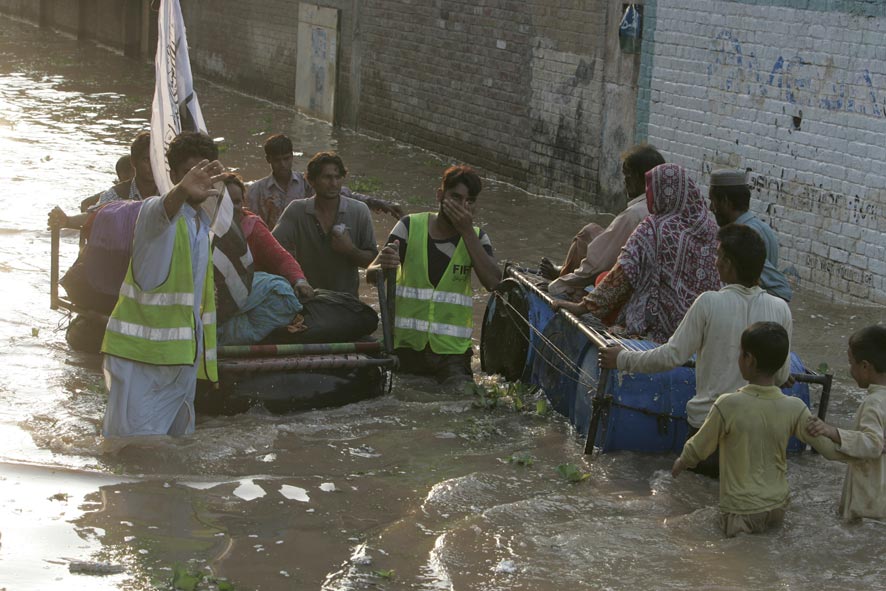 नागरिकांना सुरक्षित ठिकाणी नेताना. पाकिस्तानच्या लाहोरमधील ग्रामीण भागातील एक दृश्य