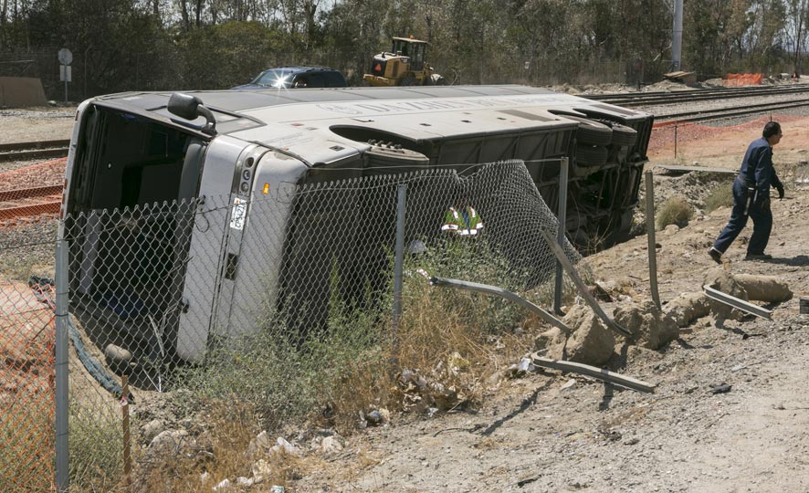 दक्षिण कॅलिफोर्नियामध्ये बस अपघातातील काही लोकांना बाहेर काढले
