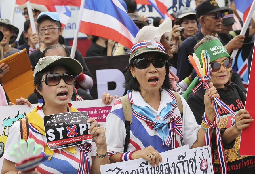 थायलंडमधील पेट्रोलियम प्राधिकरणाच्या मुख्यालयाच्या बाहेर काही घोषना होत आहेत