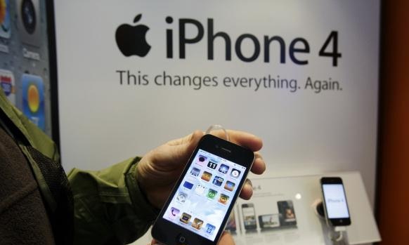 अॅपल 'आयफॉन' फोर हा टचस्क्रिन फोन ७ जून २०१० ला बाजारात आला