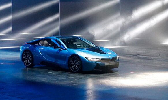 बीएमडब्ल्यूची नवीन BMW i8 plug-in hybrid sports