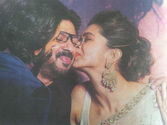 रामलीला सिनेमाच्या फर्स्ट ट्रेलरच्या लाँचच्यावेळी दीपिका आणि रणवीरने केलं संजय लीला भन्सालीला किस