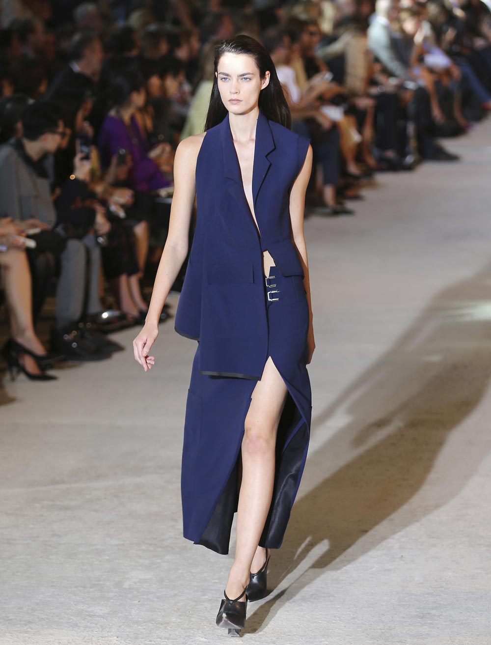मिलान फॅशन विक २०१३ मध्ये रॅम्प वॉक करताना एक मॉडेल...