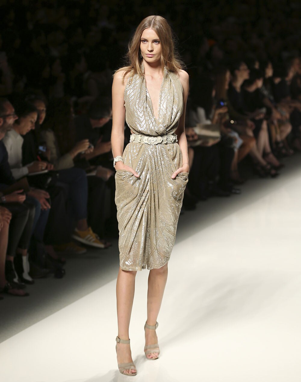 मिलान फॅशन विक २०१३ मध्ये रॅम्प वॉक करताना एक मॉडेल...