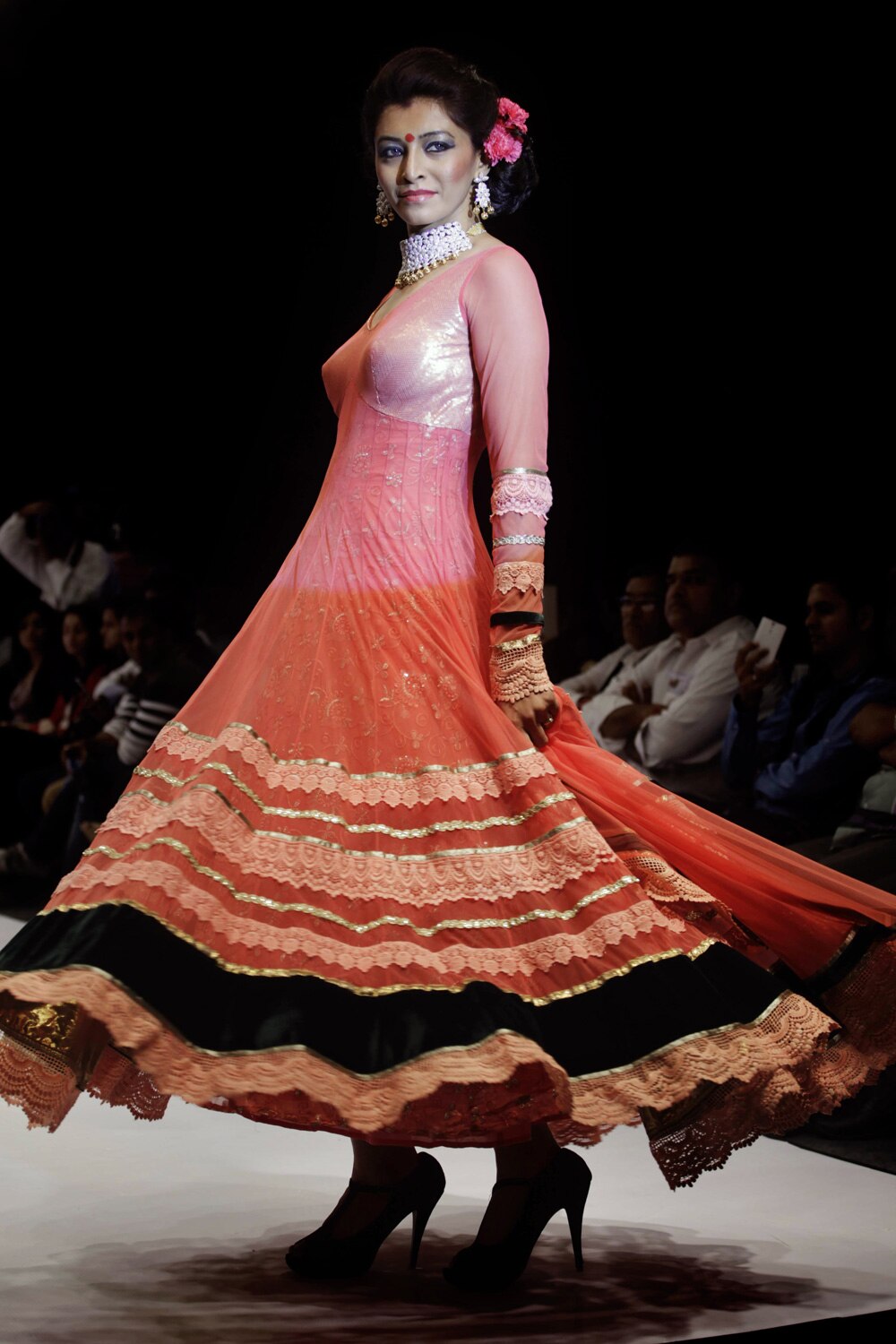 अहमदाबाद येथील भारतीय दागिने आणि फॅशन वीक मध्ये डिझायनर सुमीत दासगुप्ताचे क्रिएशन दाखवतांना मॉडेल