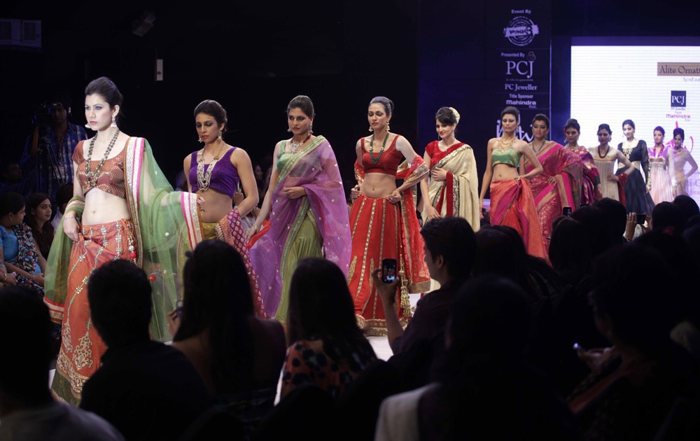 अहमदाबाद इथं झालेल्या भारतीय दागिने आणि फॅशन वीक मध्ये डिझायनर नीती मेहताचे क्रिएशन दाखवतांना मॉडेल