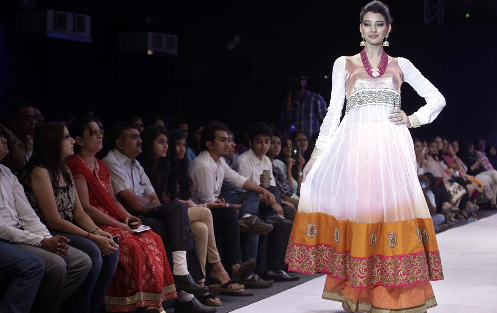 अहमदाबाद इथं झालेल्या भारतीय दागिने आणि फॅशन वीक मध्ये डिझायनर नीती मेहताचे क्रिएशन दाखवतांना आणखी एक मॉडेल