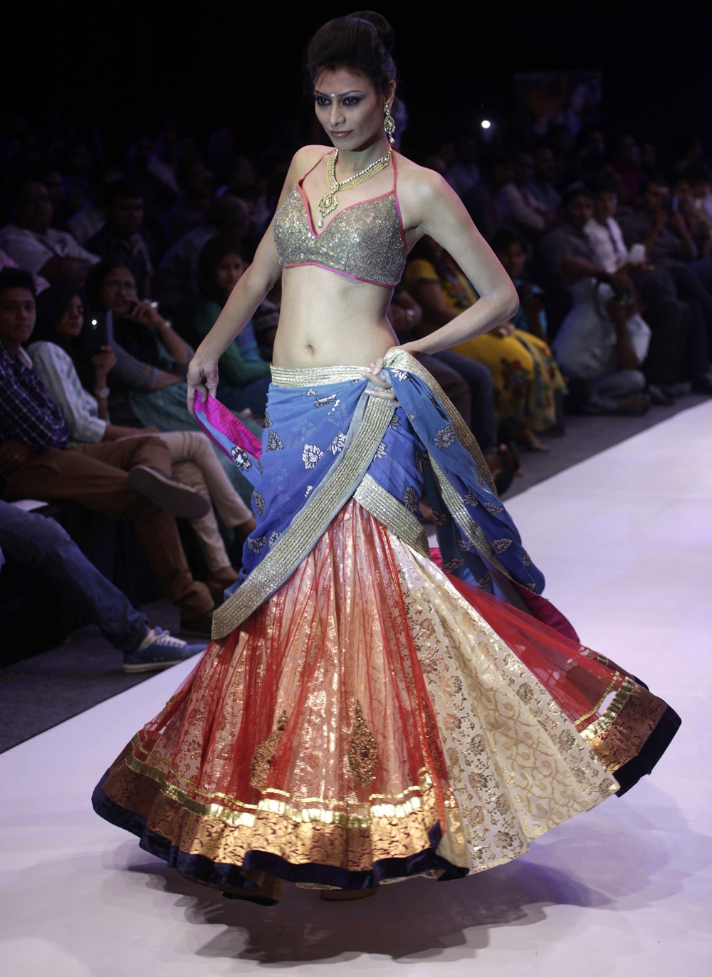 अहमदाबाद येथील फॅशन वीकमध्ये भारतीय दागिने परिधान करून रॅम्प वॉक करताना मॉडेल.