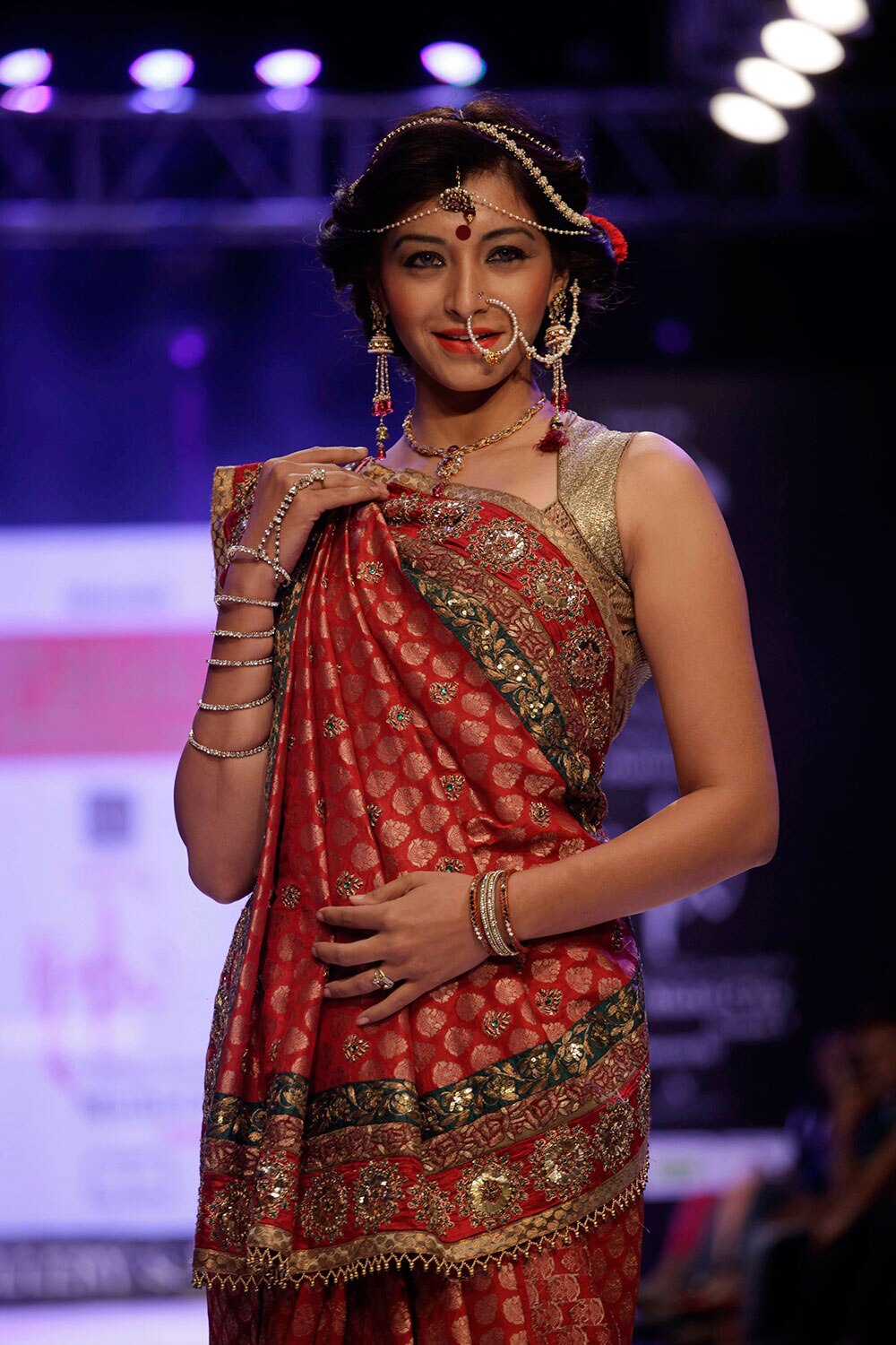 अहमदाबाद येथील फॅशन वीकमध्ये भारतीय दागिने परिधान केलेली मॉडेल.