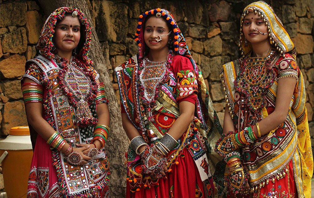 नवरात्री महोत्सवानिमित्ताने भारतीय पारंपरिक वेशातील महिला.