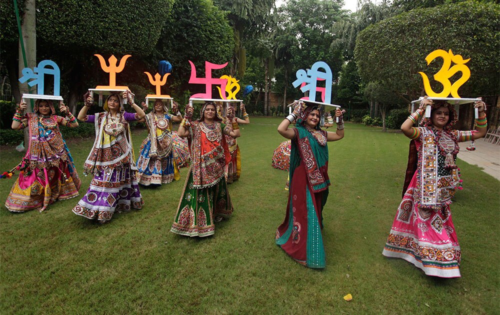 नवरात्री महोत्सव : अहमदाबाद येथे  गरबा नृत्य सादर करताना महिला