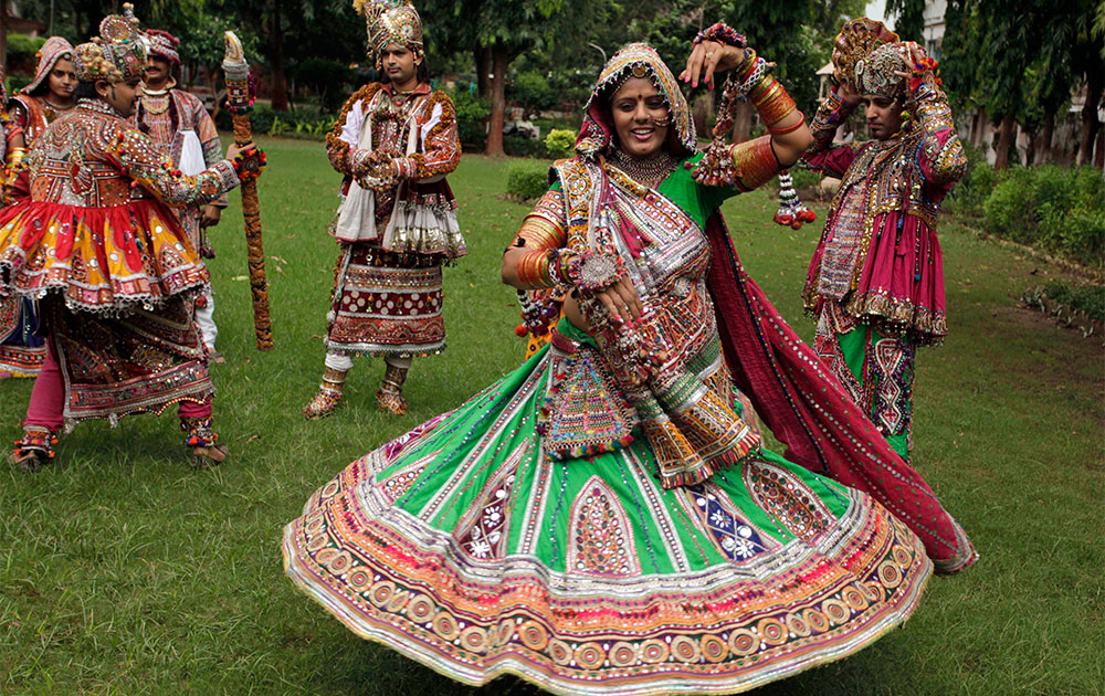 नवरात्री महोत्सव : अहमदाबाद येथे भारतीय पारंपरिक वेशात गरबा नृत्य