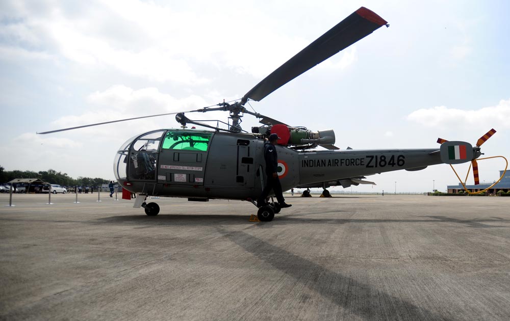 पुणे - भारतीय एअर फोर्सचं 'चेतक' हेलिकॉप्टर प्रदर्शनासाठी...