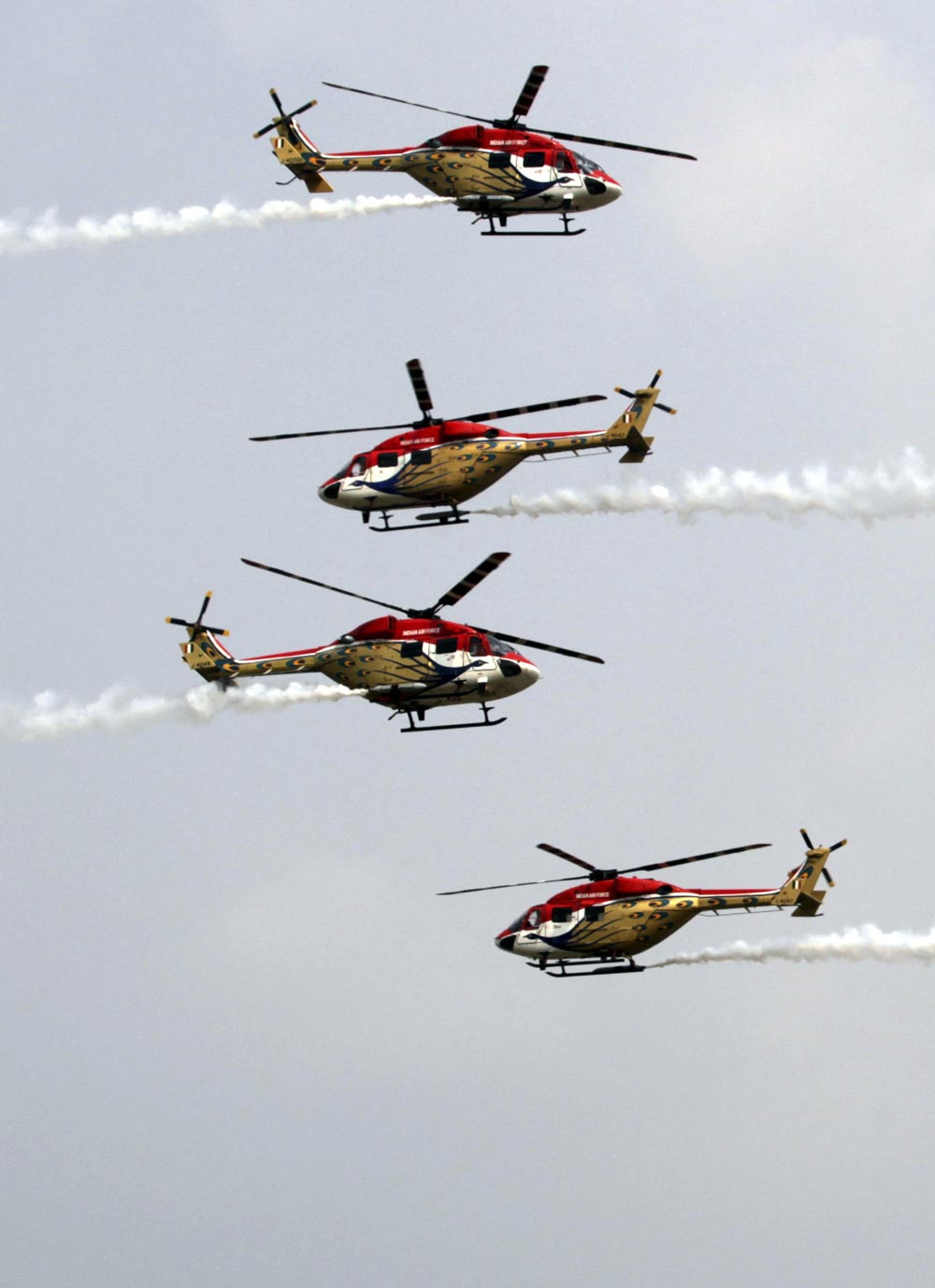 नवी दिल्ली - ८१व्या 'एअर फोर्स डे'साठीच्या दिवशी प्रात्यक्षिकांची रंगीत तालीम करतांना एअर फोर्सची 'सारंग' हेलिकॉप्टर...