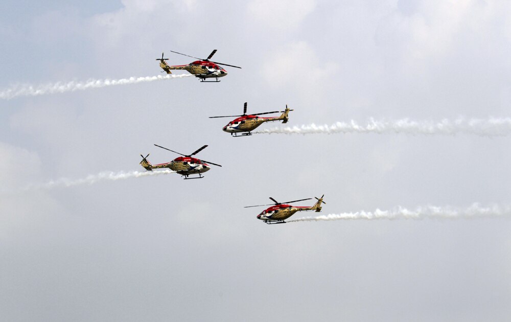 नवी दिल्ली - ८१व्या 'एअर फोर्स डे'साठीच्या दिवशी प्रात्यक्षिकांची रंगीत तालीम करतांना एअर फोर्सचे 'सारंग' हेलिकॉप्टर...
