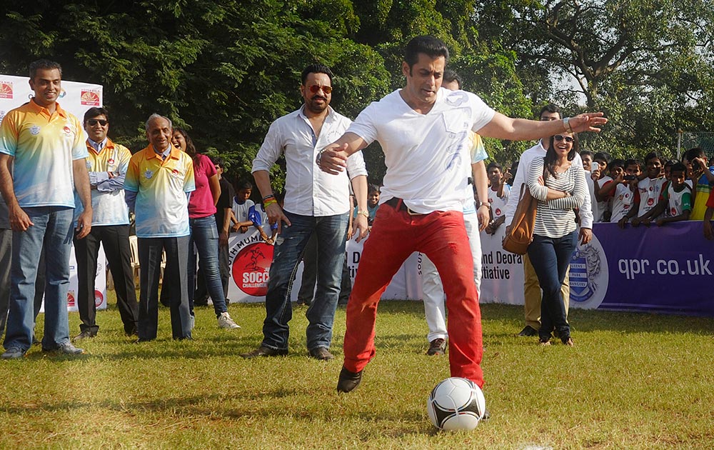 अभिनेता सलमान खाननं फुटबॉलला किक मारून ५व्या साऊथ मुंबई-मिलिंद देवरा ज्युनियर फुटबॉल स्पर्धेचं उद्घाटन केलं.