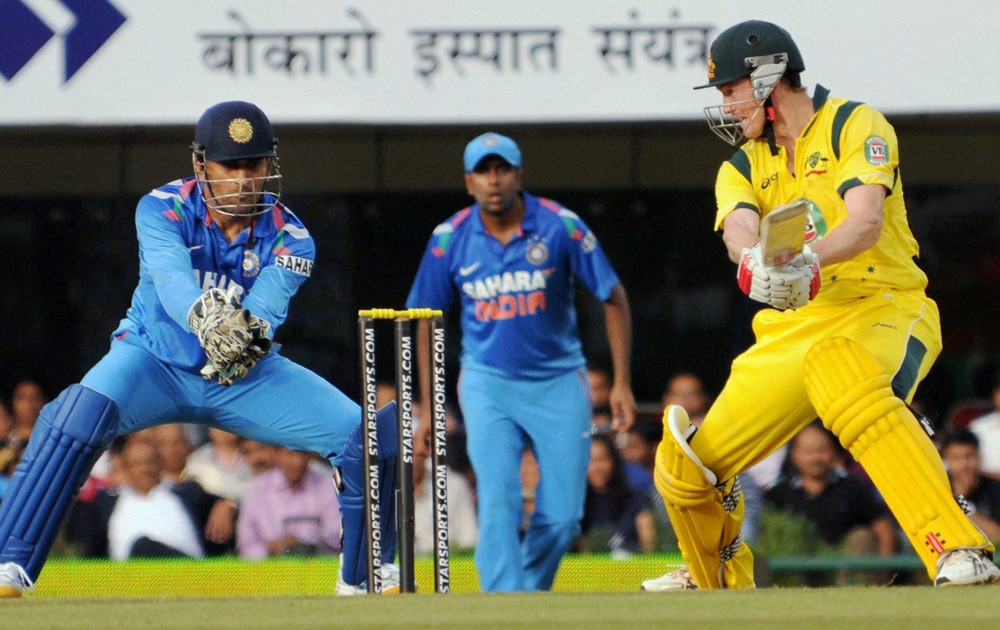 रांची इथं झालेल्या भारत-ऑस्ट्रेलिया चौथ्या वनडे मॅचमध्ये ऑस्ट्रेलियाचा क्रिकेटपटू खेळतांना...
