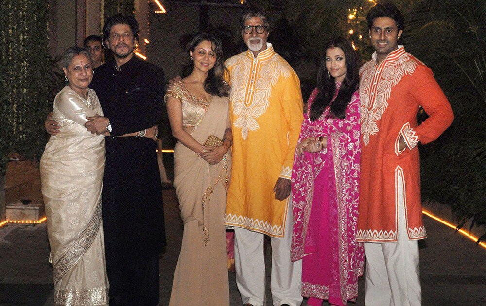 शाहरुख खानचं कुटुंब अमिताभ बच्चन यांच्या कुटुंबासह दिवाळी सेलिब्रेट करताना
