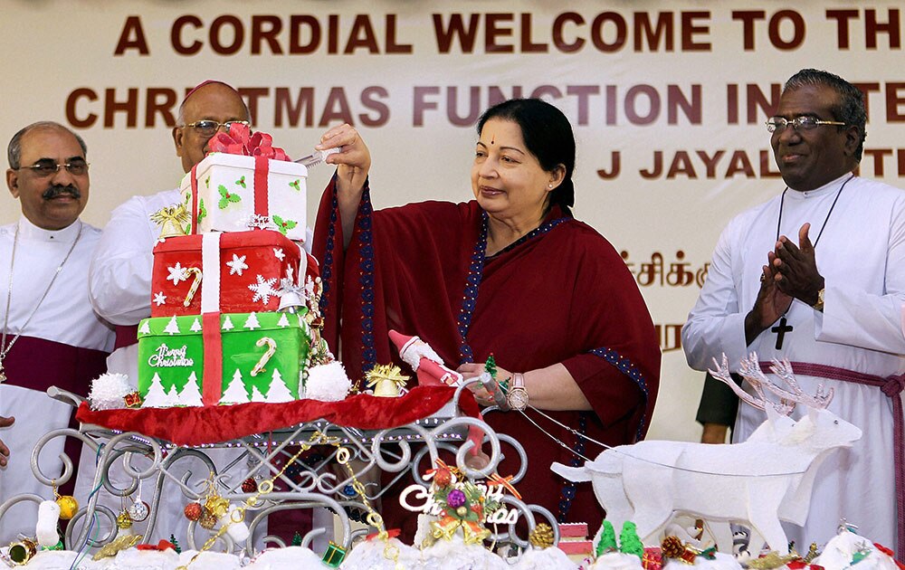 तामिळनाडूच्या मुख्यमंत्री जयललिता ख्रिसमसचा केक कापताना... चेन्नई