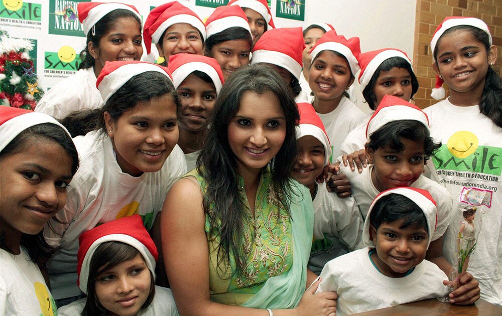 टेनिसस्टार सानिया मिर्झा... मुंबईतील काही लहान मुलांसोबत ख्रिसमस साजरा करताना