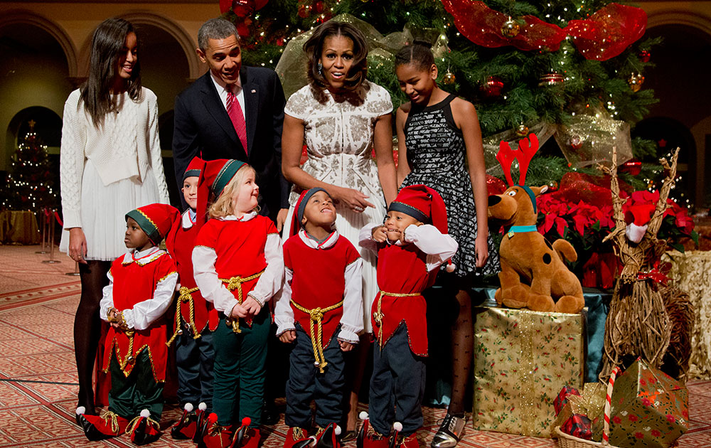 अमेरिकेतलं पहिलं कुटुंब... (डावीकडून) मालिनी ओबामा, बराक ओबामा, मिशेल ओबामा, साशा ओबामा... आणि लहान सांताक्लॉज