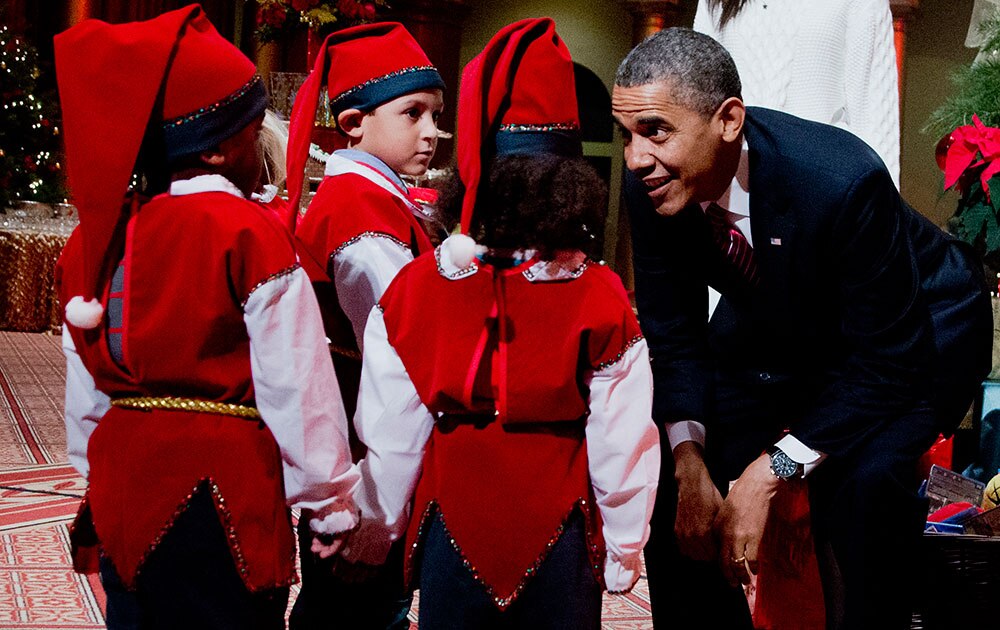 अमेरिकेचे राष्ट्राध्यक्ष बराक ओबामा लहान मुलांसोबत ख्रिसमस साजरा करताना... वॉशिंग्टन