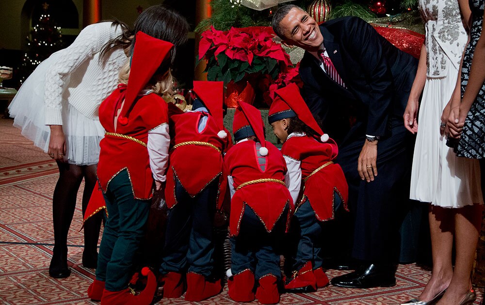अमेरिकेचे राष्ट्राध्यक्ष बराक ओबामा लहान मुलांसोबत ख्रिसमस साजरा करताना...