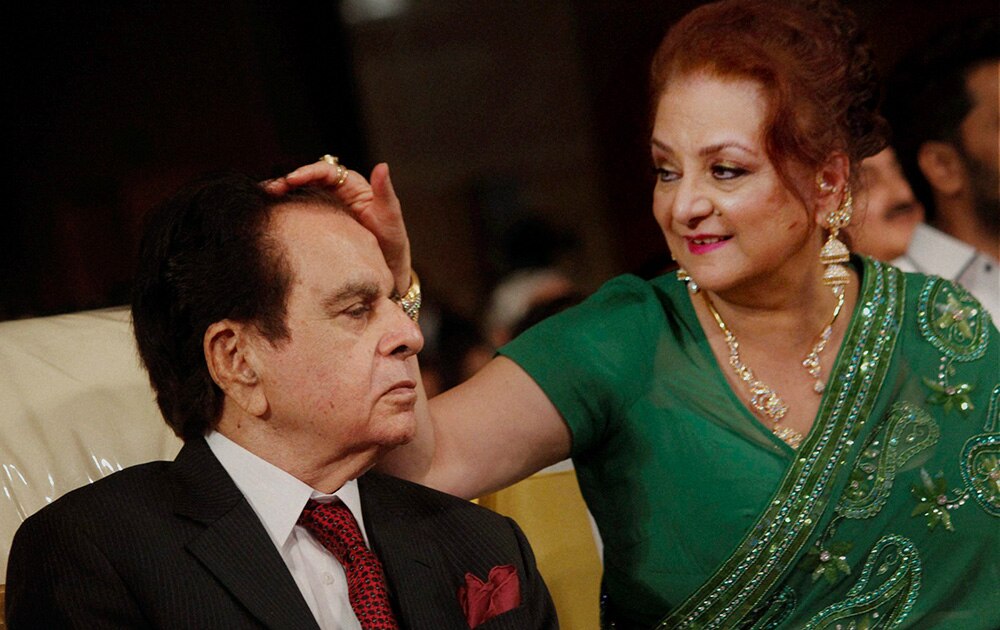 दिलीप कुमार आणि त्यांची पत्नी सायरा बानो