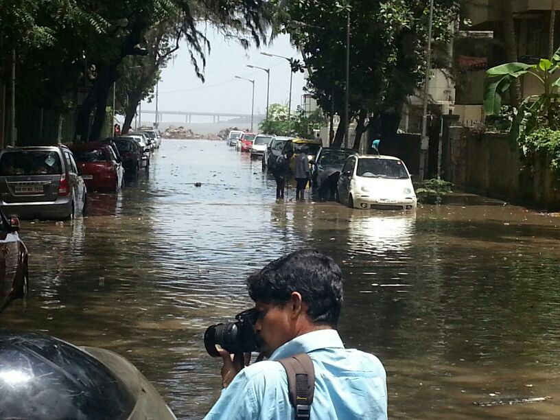 मुंबईत हायटाईड... समुद्रकिनाऱ्यालगतच्या रस्त्यांवर आलं पाणी
