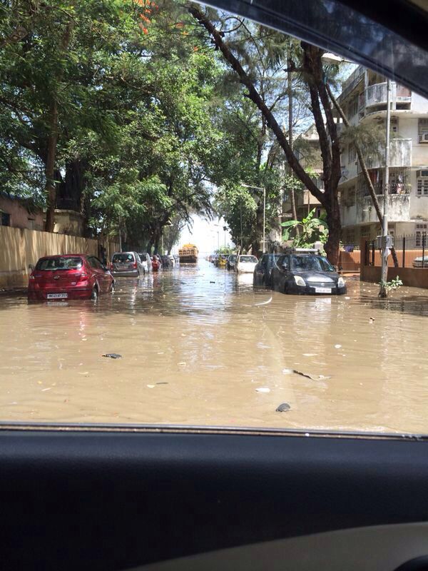 मुंबईत हायटाईड... समुद्रकिनाऱ्यालगतच्या रस्त्यांवर आलं पाणी