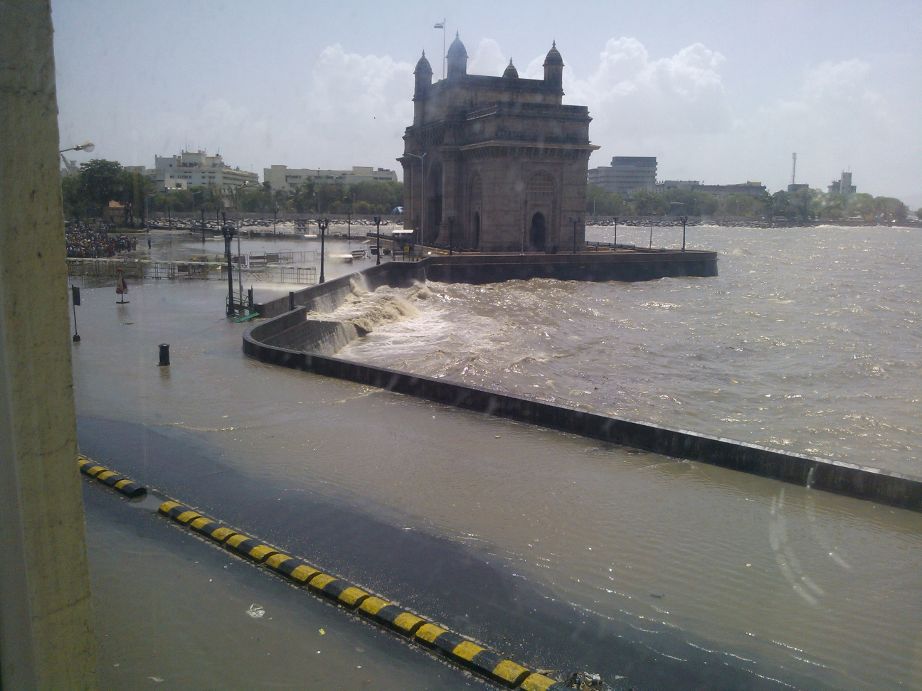 हायटाईडच्या वेळी समुंद्राच्या पाण्यानं गेट ऑफ इंडियाचा परिसर असा पाण्याखाली गेला