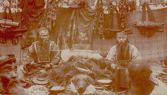 जपान आणि रशियात अस्वलाची विचित्र पूजाजपान आणि रशियाच्या काही भागात राहणाऱ्या ऐनू आदिवासींच्या जमातीत अस्वलाची पूजा करण्याची परंपरा आहे. पण ही पूजा मात्र विचित्र असते. ही लोकं अस्वलाचा बळी देतात आणि त्याची पूजा करतात. यांच्या परंपराच्या मान्यतेनुसार, अस्वल हा ईश्वराचा अवतार असतो. अस्वलाने मानवी समाजात जन्म घेतला आहे. याचा बळी दिल्याने मानवी समाजातील आत्म्याला शांती मिळेत. ही लोकं अस्वलाला मारून त्याचं रक्त पितात आणि त्याचं मांस खातात. यानंतर त्याचं डोकं आणि त्याची त्वचा एकत्र ठेऊन त्याची पूजा केली जाते. ही पूजा देशातील काही भागातच होते.