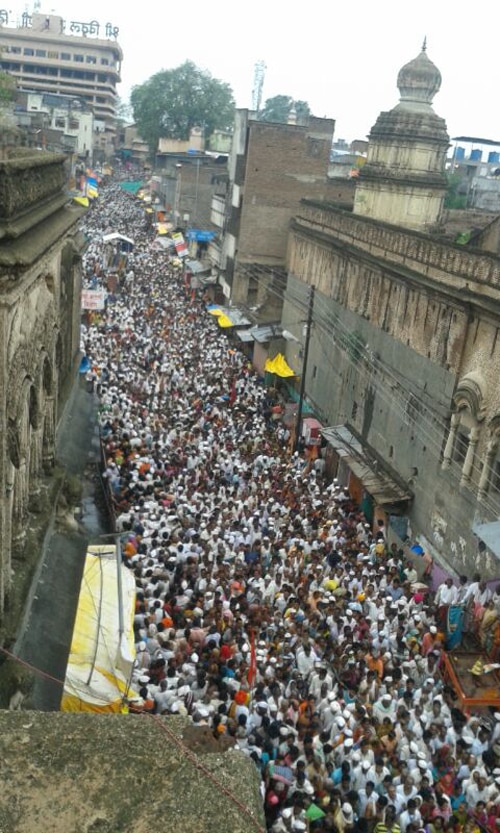 विठूरायाच्या दर्शनासाठी लाखो वारकरी  