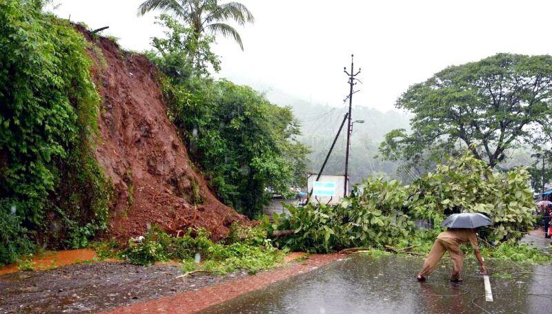 संगमेश्वर येथे मुंबई-गोवा महामार्गावरील दरड आली.