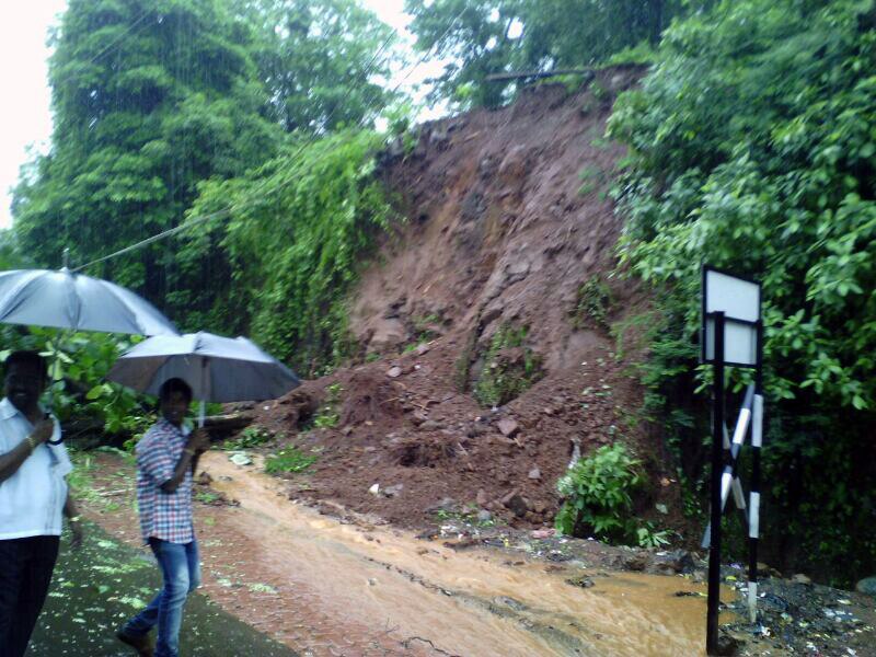 संगमेश्वर येथे मुंबई-गोवा महामार्गावरील दरड कोसळली. 