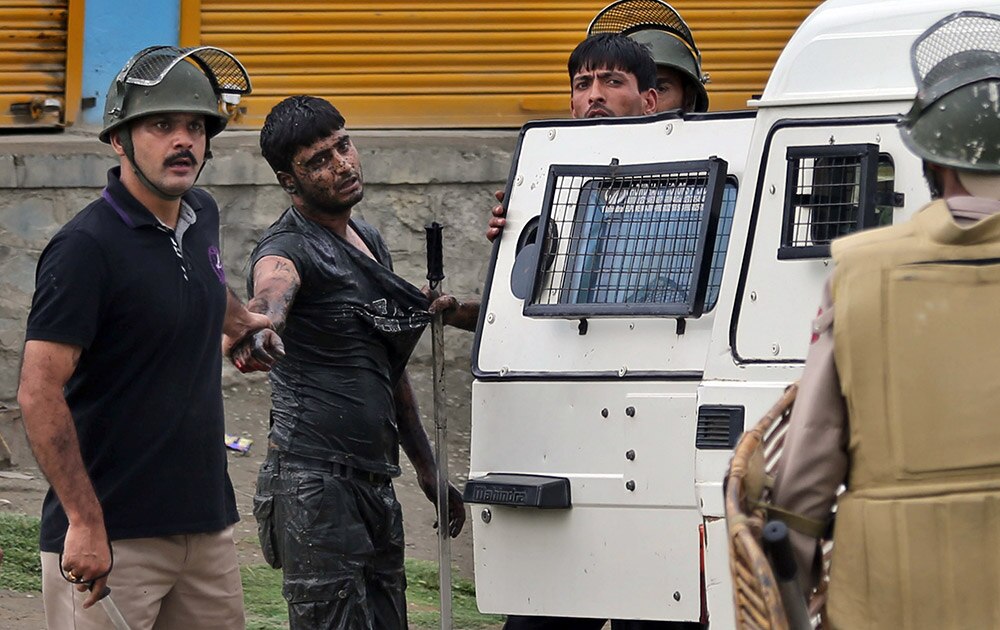 काश्मीरमधील आंदोलनकर्त्यांची धरपकड करताना  पोलिस

INDIAN POLICEMEN DETAIN A KASHMIRI PROTESTER IN SRINAGAR, INDIA.