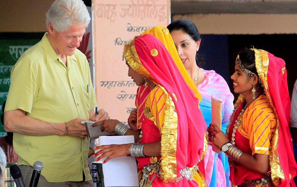 अमेरिकेचे माजी राष्ट्राध्यक्ष बिल क्लिंटन भारत दौऱ्यावर... जयपूरस्थित 'अक्षय पत्र फाऊंडेशन' इथं त्यांनी भेट दिली