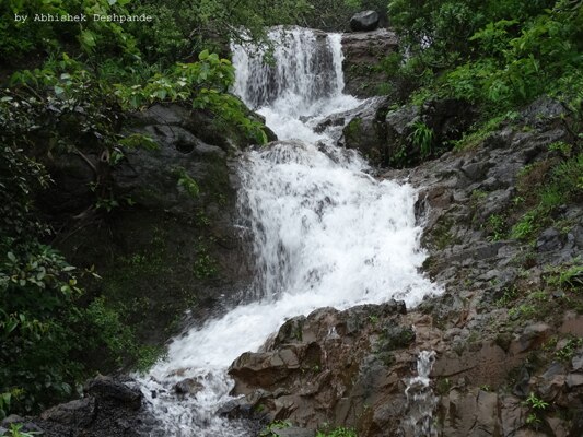 निसर्गानं परिपूर्ण असं शिवथरची घळ... 