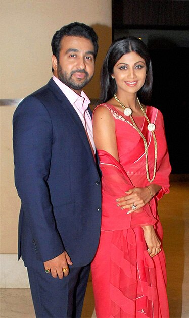 अभिनेत्री शिल्पा शेट्टी पती राज कुंद्रासह प्रियंकाच्या बर्थ डे पार्टीला पोहोचली... 