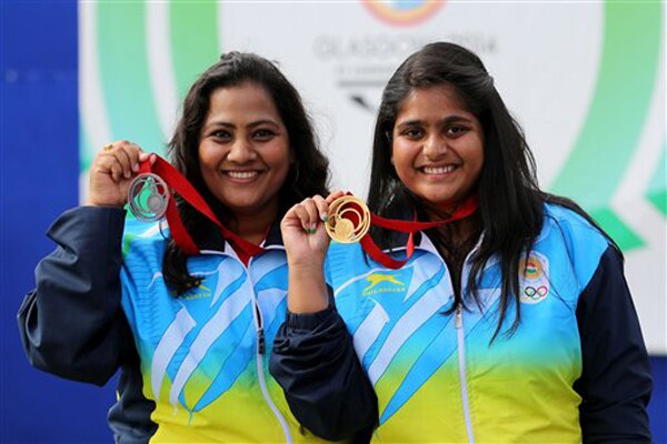 भारताच्या कन्या : नेमबाजीत सुवर्ण पदक विजेती राही सरनोबत आणि  रौप्य पदक विजेती अनिसा सय्यद