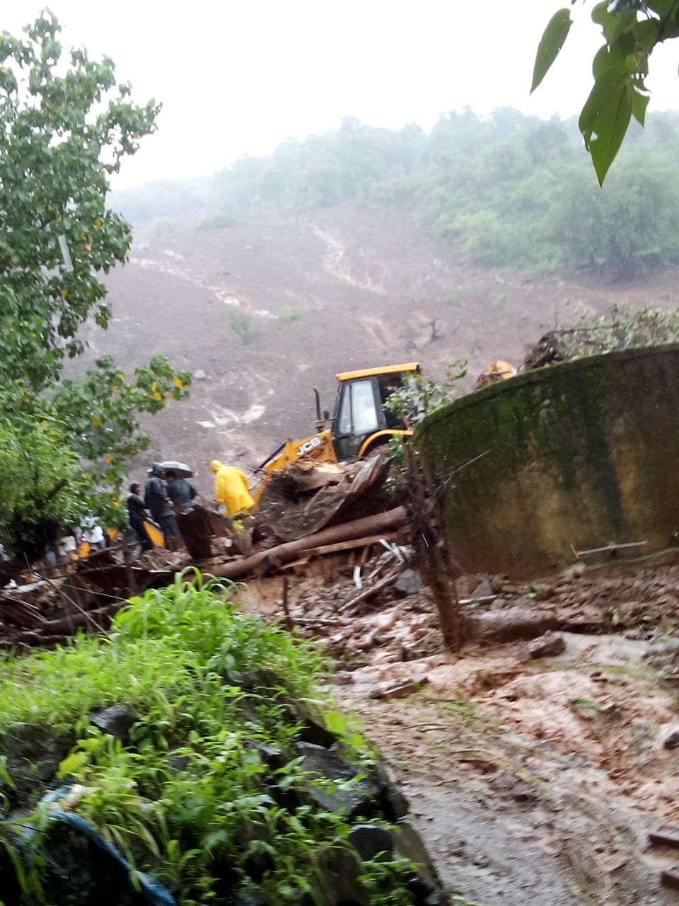 माळीण गावात डोंगर कोसळल्यानंतरची परिस्थिती
