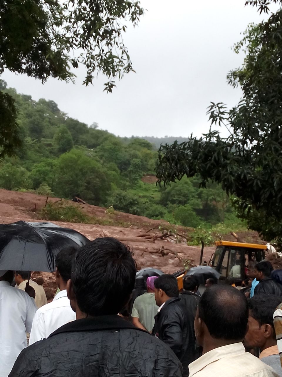 माळीण गावात डोंगर कोसळल्यानंतरची परिस्थिती
