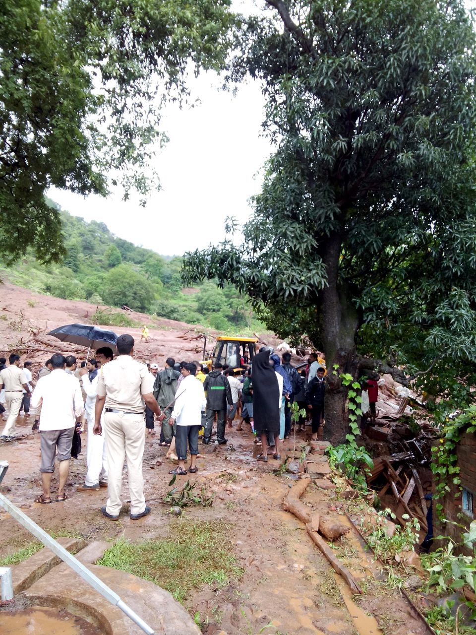 माळीण गावात डोंगर कोसळल्यानंतरची परिस्थिती
