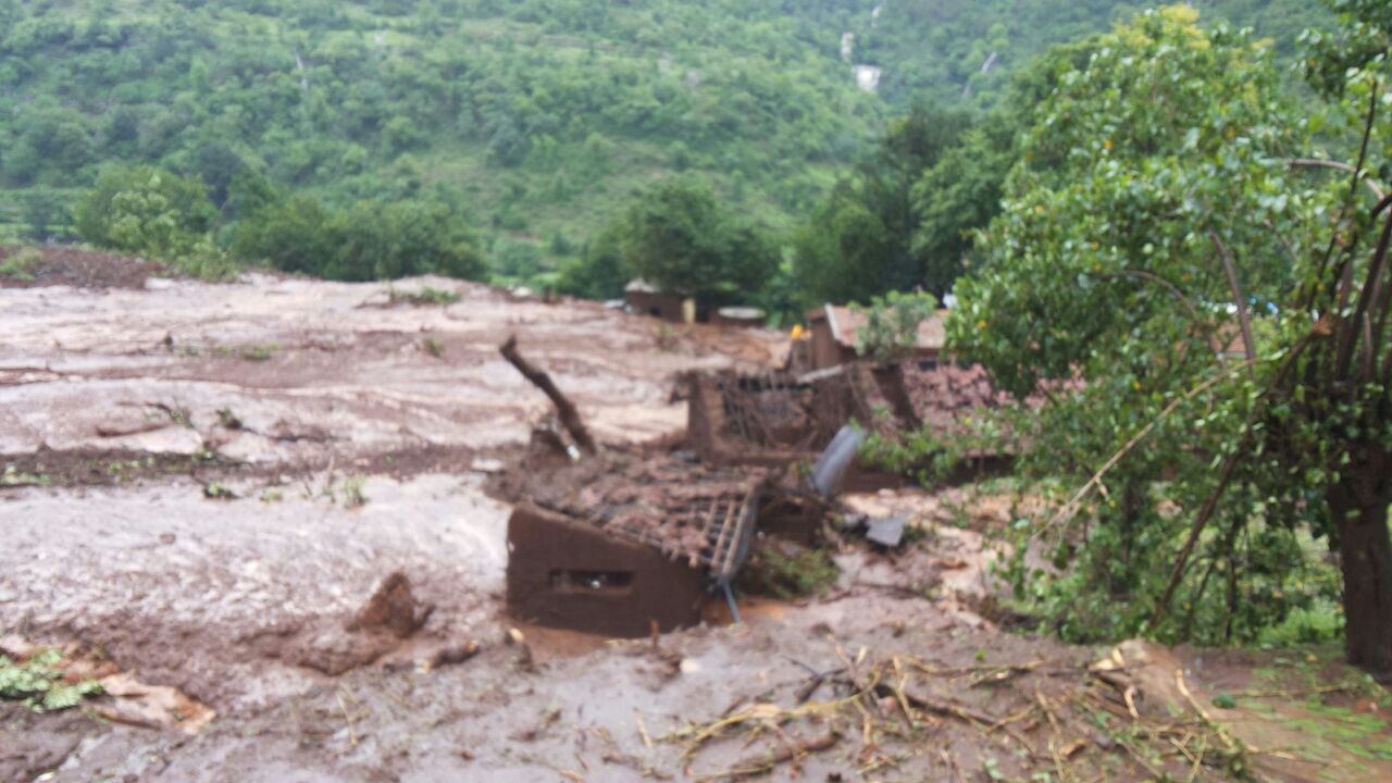 माळीण गावात डोंगर कोसळल्यानंतरची परिस्थिती
