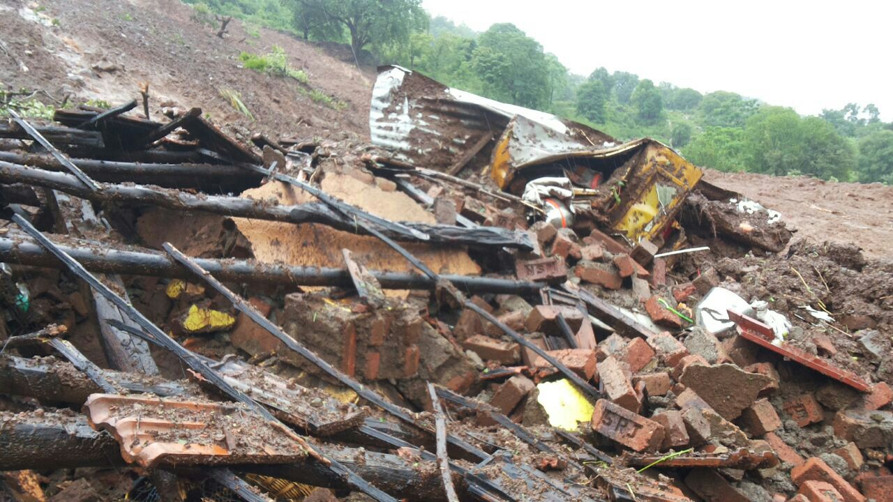 माळीण गावात डोंगर कोसळल्यानंतरची परिस्थिती
