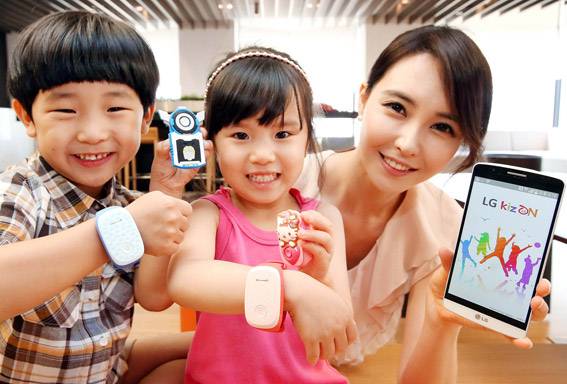 जीपीएस आणि वाय फायच्या माध्यमातून पालक स्मार्टफोन आणि टॅबलेटवर हे पाहू शकतात, की त्यांची मुलं नेमकी कुठं आहेत. पॅरेंटस वन स्टेप डायरेक्ट कॉलमधून तुम्ही तुमच्या मुलांशी बोलू ही शकतात. जर दहा सेकंदाच्या आत मुलांनी फोन घेतला नाही, तर किजऑनचे मायक्रोफोन अॅक्टीव होतील आणि तिथला आवाज ऐकू येणार आहे.