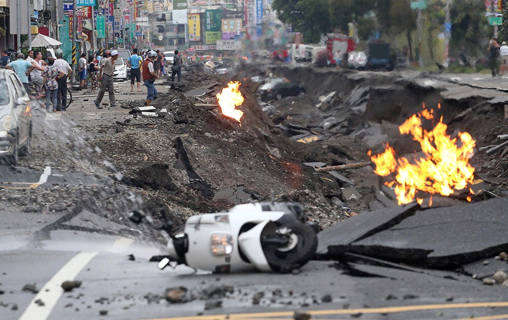 तैवानमधील काओसिउंग शहरात गॅस पाइपलाइनचा स्फोट झाल्यामुळे २४ जण ठार आणि २७१ जण जखमी झाले.

 
