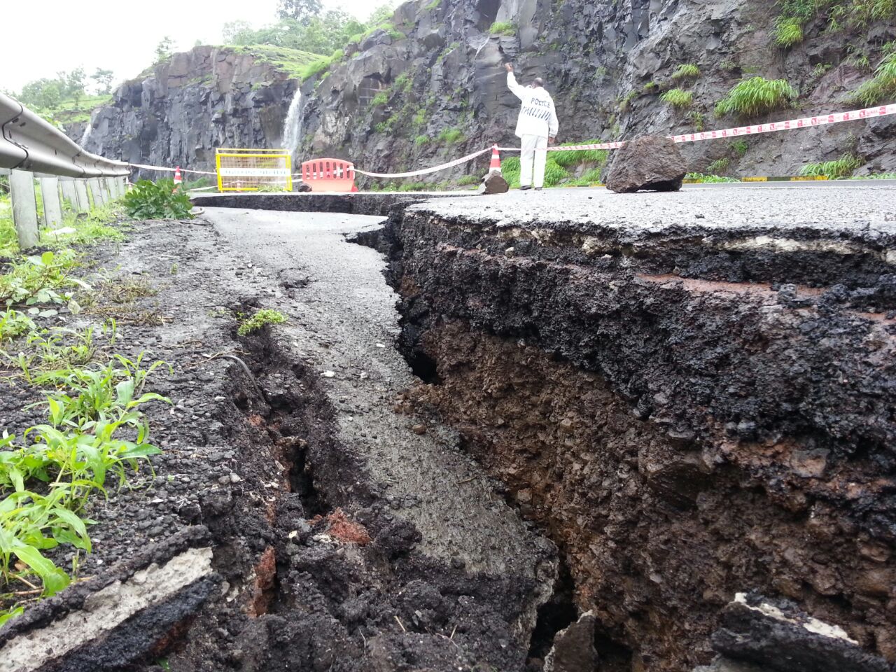 कसारा घाटातील रस्त्यावर काल 25 मीटर लांब, 5 फूट खोल, 30 इंट रुंद खड्डा पडला. तो आज खाली खचला
