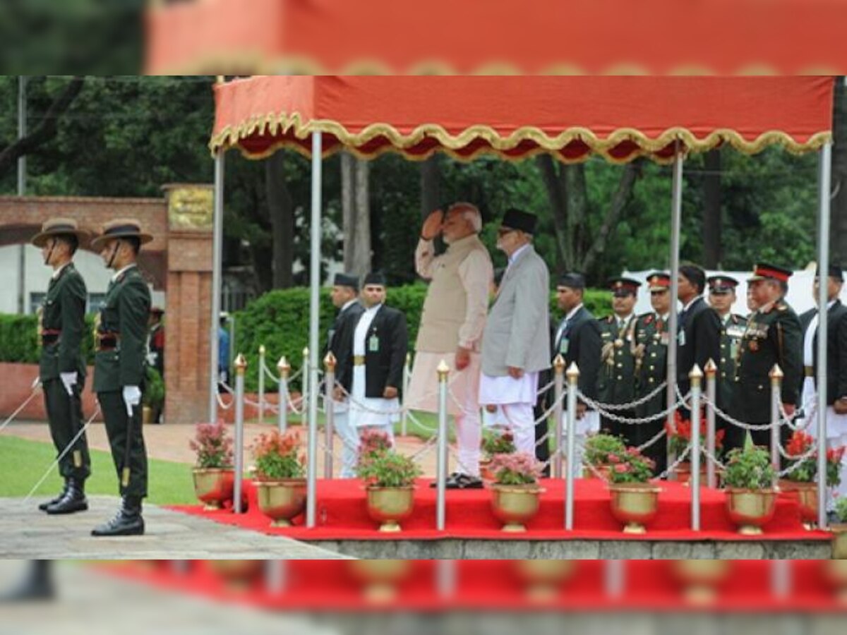 पंतप्रधान नरेंद्र मोदी नेपाळमध्ये दाखल; 19 तोफांची सलामी title=